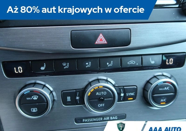 Volkswagen Passat cena 45000 przebieg: 205790, rok produkcji 2013 z Lesko małe 232